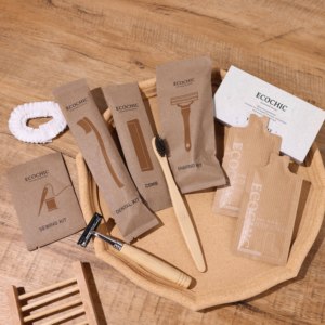 ECOCHIC Biodegradable Reciclable FSC Mix Papel Kraft Bolsita y caja Juego de servicios de hotel con 30ml Servicios húmedos en bolsa - Product Image 3