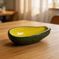 Creatieve geëmbosseerde avocado keramische snack schaal, uniek fruitvormig serveerschaaltje, decoratieve kleine dipschaal voor B2B maatwerk