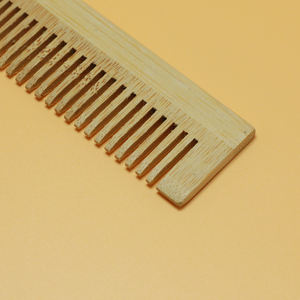 Peigne à poux en bambou naturel avec logo personnalisé, antistatique, portable, classique pour les soins des cheveux, à domicile et en voyage, utilisation en salon - Product Image 5