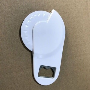 Cortador de <span class=keywords><strong>Pizza</strong></span> 2 en 1, herramienta multifuncional de plástico con abridor de botellas, nuevo estilo - Product Image 1