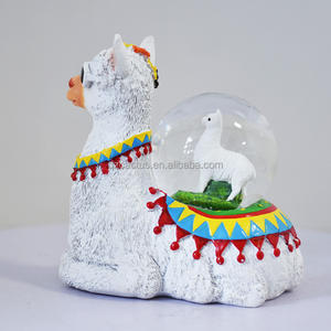 Personnalisé polyrésine artisanat animal licorne tortue alpaga eau globe cadeau ornement à la main belle bande dessinée alpaga résine boule à neige - Product Image 2