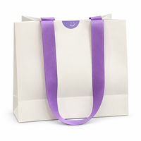 Sacs en carton blanc avec impression de logo pour les marques de vêtements en tricot, les boutiques de vêtements et l'emballage cadeau personnalisé pour la vente au détail