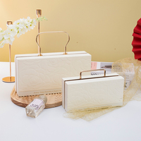 Boîte cadeau en papier avec poignée embossée de luxe, boîte cadeau rigide en carton, boîte d'emballage personnalisée imprimée pour les cadeaux de mariage