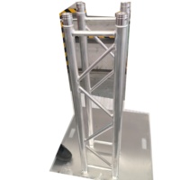 Le DJ allumant la botte en aluminium de totem de tour de botte mobile pour des événements