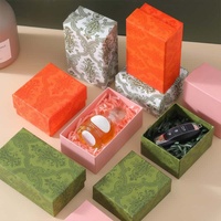 Boîte d'emballage de bijoux en carton kraft personnalisée à faible MOQ, logo imprimé, étuis pour boucles d'oreilles, bracelets, colliers, bagues pour offrir en cadeau
