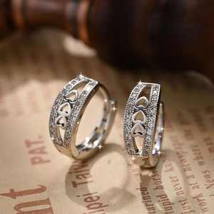 Pendientes de Oreja con Forma de Corazón Hueco para Mujer, Accesorios Simples para Uso Diario - Product Image 1