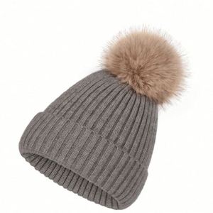 Vente en gros de bonnets d'hiver tricotés personnalisés avec logo brodé, bonnets parent-enfant avec pompon en fourrure - Product Image 1