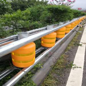 Barrières routières galvanisées à chaud jaunes avec bandes réfléchissantes de qualité diamant et lumières pour la sécurité des dérives de circulation temporaires - Product Image 2