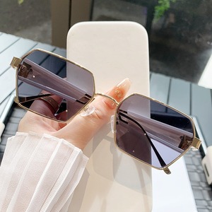Gafas de Sol Miumiu Metálicas Geométricas Rectangulares con Montura Completa UV400 Unisex de Moda - Product Image 5