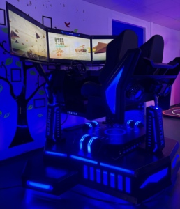 Mesin Game Balap VR 2 Kursi <span class=keywords><strong>3</strong></span> Layar, Simulator Mobil <span class=keywords><strong>3</strong></span> DOF, Peralatan Game Plastik Metal untuk Pusat Perbelanjaan, Promo Panas - Product Image 3