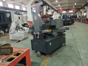 DK7735 <span class=keywords><strong>Machine</strong></span> de découpe à 5 axes à érosion électrique <span class=keywords><strong>Machine</strong></span> automatique d'électroérosion à fil pour le métal - Product Image 2