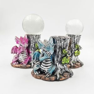 Piccola scultura di drago volante creativa con Base a sfera di cristallo con motivo fatto a mano in resina - Product Image 1