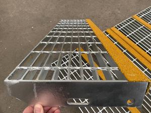 Scale a griglia in acciaio zincato con naso antiscivolo - Product Image 3