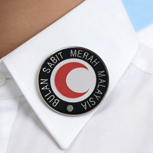 Distintivo Rotondo in Lega di Zinco Placcato Argento con Emblema della Benessere Pubblico Malese per Volontari nelle Attività di Benessere Pubblico - Product Image 4