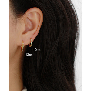 Pendientes de aro brillantes minimalistas clásicos de Plata de Ley 925 para mujer, pendiente Huggie con hebilla de oreja circular redonda brillante de oro de 18 quilates - Product Image 6