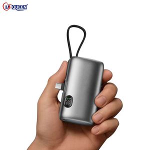 พาวเวอร์แบงค์แบบพกพาขนาดเล็ก แบตเตอรี่ลิเธียมโพลิเมอร์ 10000mAh พร้อมสายชาร์จในตัว รองรับการชาร์จเร็ว สำหรับโทรศัพท์มือถือ  พร้อมโลโก้แบบกำหนดเองและหน้าจอแสดงผลดิจิตอล - Product Image 1