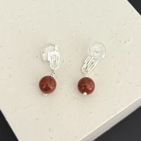 Collier Yuma pour femme en cuivre plaqué, orné de perles rouges, pendentif léger d'inspiration créateur, style vintage minimaliste et tendance