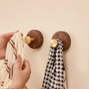 Crochets muraux auto-adhésifs en bois de noyer noir et laiton, sans perçage, installation facile, pour manteaux, clés et vêtements dans l'entrée - Product Image 1