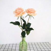 Vente en gros de roses artificielles en soie de haute qualité, faites à la main, toucher réel, longues tiges, petites pétales de rose en satin, décoration pour la maison, pour la remise des diplômes