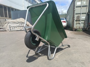 Brouette en plastique de grande capacité 160 litres, idéale pour le déblaiement de l'herbe, le dégagement des écuries, le transport de déchets. - Product Image 2