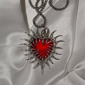 Collier pendentif cœur rouge, motif couple, style gothique hip-hop punk, chaîne en alliage plaqué or, pour hommes et femmes, style bouddhiste - Product Image 1