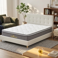 Cadre de lit en lin beige neutre de style scandinave Japandi, tête de lit capitonnée à double grille, pieds en bois naturel