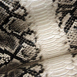 Muestra Gratuita al por Mayor de Cuero Sintético de PVC <span class=keywords><strong>con</strong></span> Relieve de Serpiente, Tela de Tapicería de Piel de Pitón, <span class=keywords><strong>Vinilo</strong></span> Tejido Personalizado para Decoración de Sofás - Product Image 4