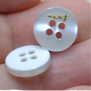 Boutons de chemise en résine dorée de haute qualité, personnalisés, recyclés en PET, écologiques, blancs, pour femmes et hommes, 4 trous, fabriqués au Vietnam - Product Image 1