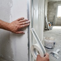 Bande d'angle métallique flexible avec bandes d'acier galvanisé pour la protection des angles de cloisons sèches |   Ruban de finition mural professionnel