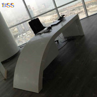 Bureau de patron sur mesure Bureau de PDG en acrylique à surface solide Élégant moderne Incurvé blanc Mobilier de table de bureau à domicile de direction