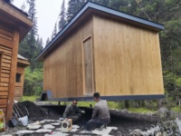 Toilettes forestières mobiles préfabriquées personnalisables et durables avec douche et roues pour parcs paysagers extérieurs, camping et sites publics