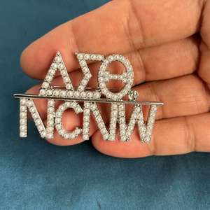 Custom Griekse Letter Delta Sigma Badge Studentenvereniging Broederschap Ncnw Pin Metalen Accessoires Dames Logo Broches Parel Broche - Product Image 5
