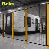 Clôture de protection industrielle Brio avec panneaux de sécurité en treillis soudé pour la protection des robots dans les usines automatisées