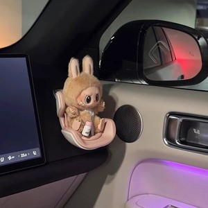Diffuseur d'air et décoration de siège pour voiture Labubu, poupée en peluche en plastique, clip de ventilation, vente en gros - Product Image 1