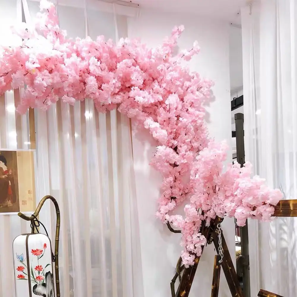 Pezzo centrale di seta di plastica cinese Faux Floral Large Bunga Sakura Flower Wall Decor 3 rami stelo di fiori di ciliegio artificiali
