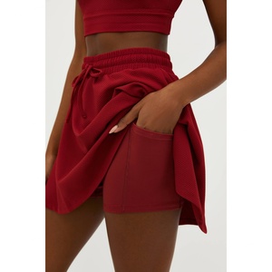 Conjunto Deportivo OEM Personalizado de Dos Piezas, Falda Corta de Gimnasio de Algodón, Top Halter con Cordón Ajustable, Secado Rápido, Color Rojo Rio, Estilo Waffle - Product Image 3