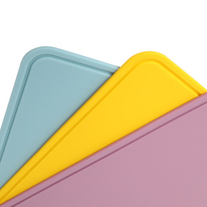 Alfombrilla de tabla para cortar frutas de silicona sin BPA antideslizante y de varios colores - Product Image 6