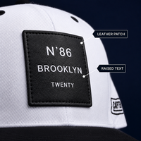 Casquette Snapback Blanche à Visière Plate Noire Six Panneaux avec Broderie de Logo Personnalisé Réglable Streetwear OEM Vente en Gros Faible MOQ