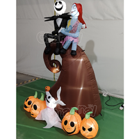 Décoration d'Halloween pour l'extérieur : Couple de squelettes avec plusieurs petites citrouilles gonflables et un fantôme citrouille pour jardin extérieur