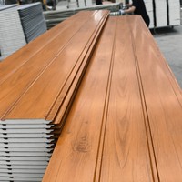 Panneau métallique gaufré à texture bois, imitation bois, matériau de bardage extérieur isolant