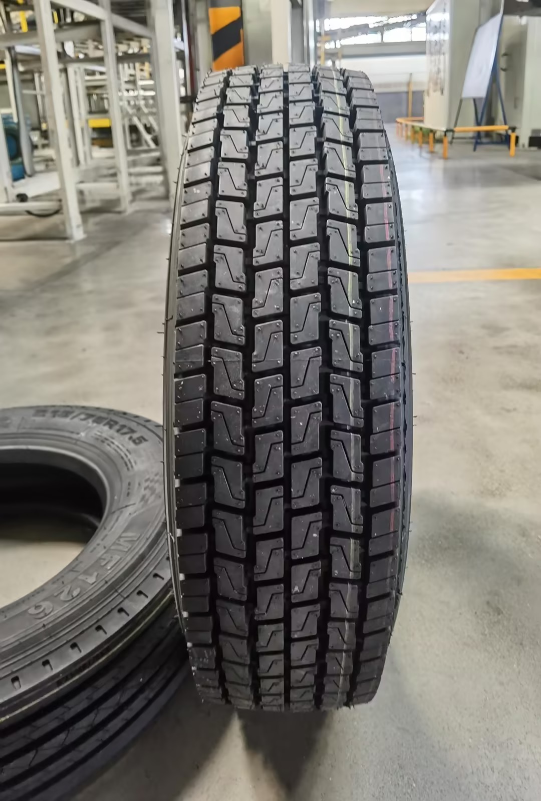 235/75R17.5 Rib Pattern TBR All Position MAXZEZ MF126 Truck Tyre