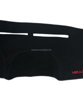 Housse de tableau de bord de voiture Luerman anti-UV de luxe, broderie de protection et de décoration pour Mitsubishi Mirage (adaptation universelle)