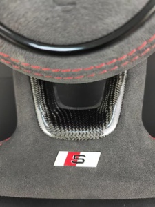 พวงมาลัยกีฬา Alcantara แบบกำหนดเอง ด้านล่างแบน ตกแต่งด้วยคาร์บอนไฟเบอร์ เย็บด้วยด้ายสีแดง สำหรับ <span class=keywords><strong>Audi</strong></span> <span class=keywords><strong>S</strong></span> <span class=keywords><strong>Line</strong></span> A3 A4 B9 A5 A6 C7 A7 Q5 S3 S4 S5 - Product Image 2