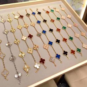 Bracciale di Lusso in Argento S925 con Quadrifoglio, Progettato per Donne, Placcato in Oro 18K con Catena e Connettori Raffinati - Product Image 2