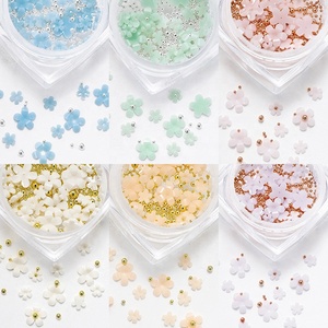 6 unids/bolsa colorida Flor de cinco pétalos que cambia de Color <span class=keywords><strong>con</strong></span> pequeña bola de acero 3D resina flor blanca mezcla decoración de <span class=keywords><strong>uñas</strong></span> - Product Image 4