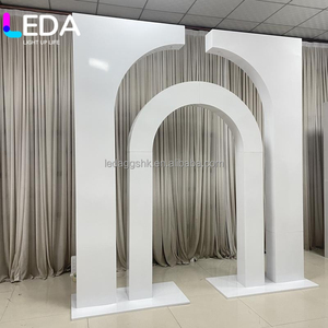 ซุ้มแต่งงานโลหะสีขาวแบบกำหนดเอง LEDA พร้อมขาตั้งโคมระย้า ฉากหลังงานแต่งงานสุดหรู สำหรับตกแต่งเวทีงานอีเว้นท์และปาร์ตี้ - Product Image 2