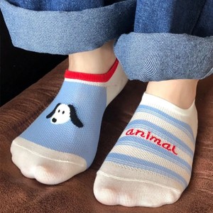 Calcetines tobilleros de mujer con diseño de perro de dibujos animados, rayas azules y letras, transpirables, absorbentes del sudor, invisibles, de corte bajo, para primavera y verano - Product Image 1