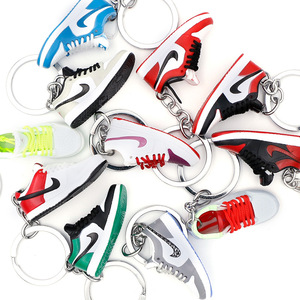 พวงกุญแจรูปรองเท้า <span class=keywords><strong>AJ1</strong></span> <span class=keywords><strong>Low</strong></span>-top แบบขายส่ง รุ่น Chicago Sakura Hanamichi North Carolina Blue Sneakers กล่องสุ่มอุปกรณ์เสริม - Product Image 1