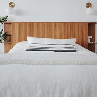 Holz kopfteil im skandi navis chen Stil mit modernem Holzbett rahmen im Lager regal