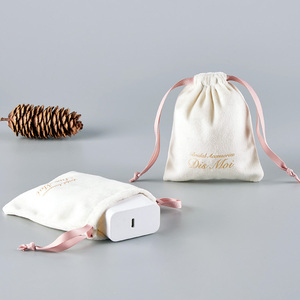 Sacs cadeaux en velours beige doux personnalisés avec logo estampé à chaud en feuille d'or, pochettes à cordon pour bijoux, emballage pour colliers et bagues, pochette anti-poussière en velours - Product Image 1